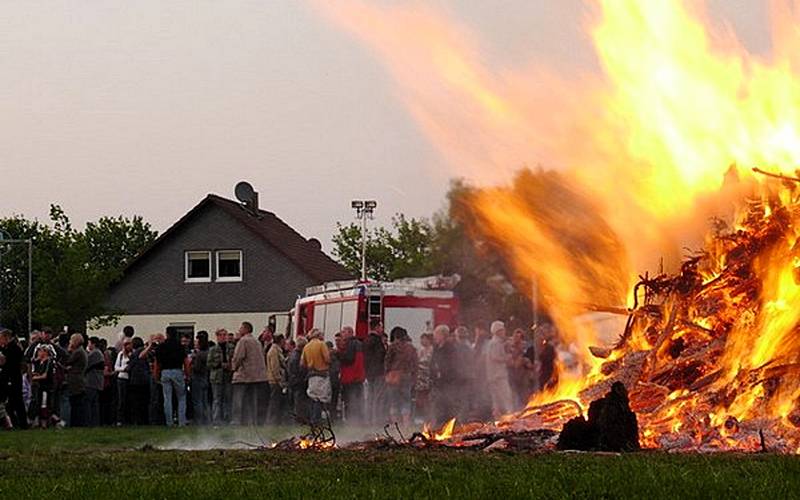 Das Osterfeuer in Elbenau wurde angezündet, bewacht von der Feuerwehr und bestaunt von vielen Schaulustigen.