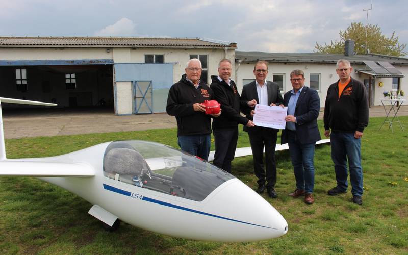 Foto: von links nach rechts: Henning Schulte (erster Vorsitzender), Ralf Gerigk (Schatzmeister), Markus Bauer (Landrat), Bert Knoblauch (Oberbürgermeister Schönebeck), Dr. Hartmut Schütze (zweiter Vorsitzender)