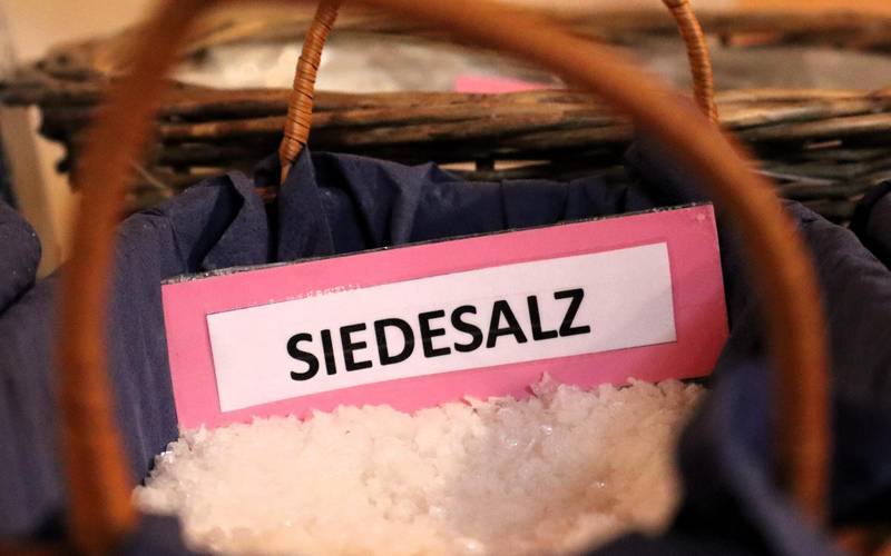 Siedesalz in einem Körbchen.