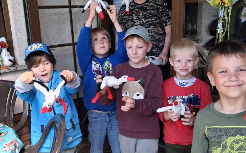 Kinder präsentieren Plüschtiere.