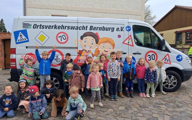 Kinder vor dem Transporter der Verkehrswacht.