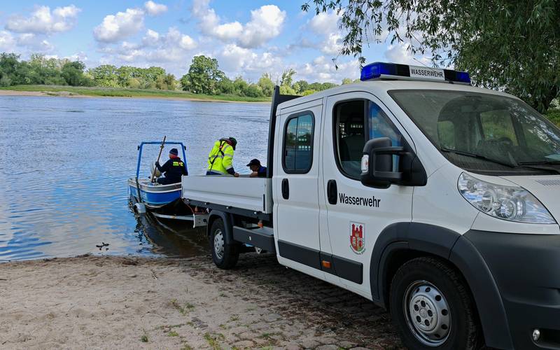 Das Boot wird auf einem Hänger ins Wasser geschoben.