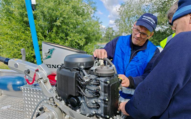 Technischer Dienst am Motor des Bootes.