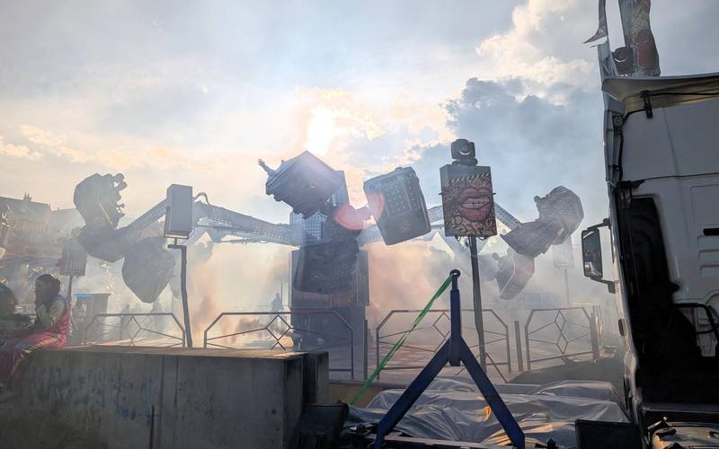 Nebel steigt auf beim Fahrgeschäfts auf dem Rummel.