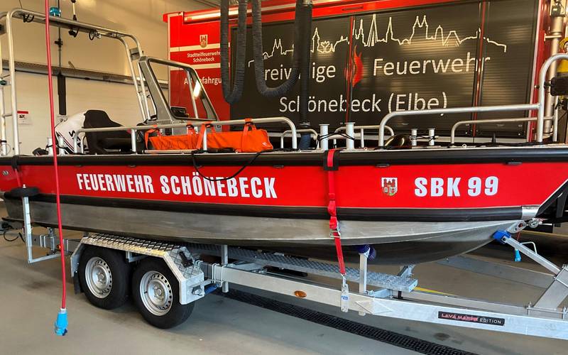 Das neue Boot der Stadtteilwehr Schönebeck (Elbe) steht auf einem Bootsanhänger.