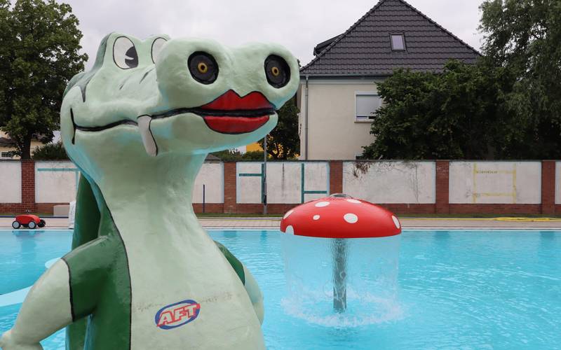 Ein Wasserspeier im Aussehen eines großen freundlichen Krokodils.