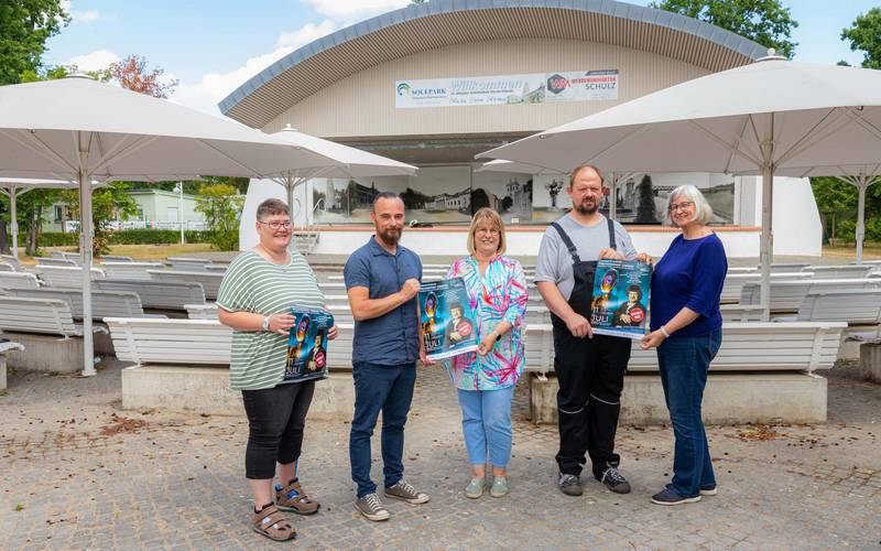 Foto: vLnR – N.Breitenstein (CJD Salzlandwerkstätten), Steffen David (CJD Salzlandwerkstätten), Sibylle Schulz (Betriebsleiterin SOLEPARK), E. Gerstner (CJD Salzlandwerkstätten), Anita Bader (Geschäftsführerin Mitteldeutsche Kammerphilharmonie Schönebeck gGmbH)