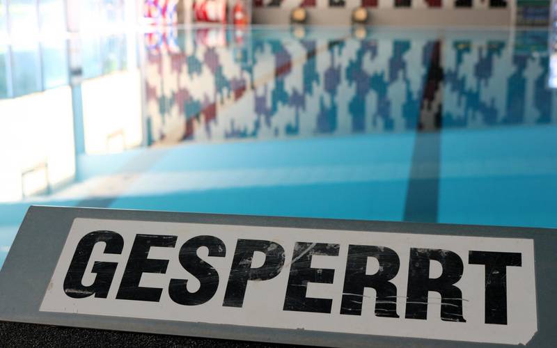 Gesperrte Schwimmbecken in der Schwimmhalle.