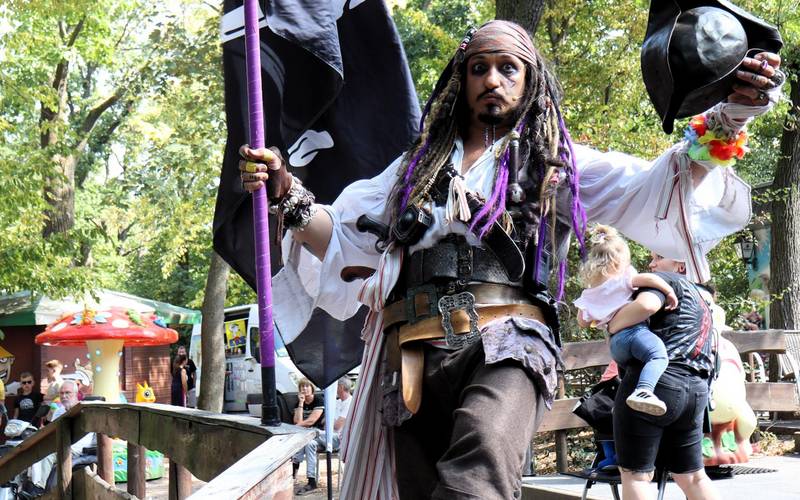 Als Pirat verkleideter Mann, der die Piratenshow vorbereitete.