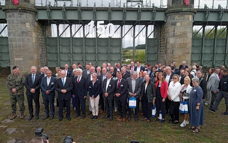 Die Festgesellschaft mit Sachsen-Anhalts Ministerpräsidenten Dr. Rainer Haseloff (vorn, 4.v.l.).