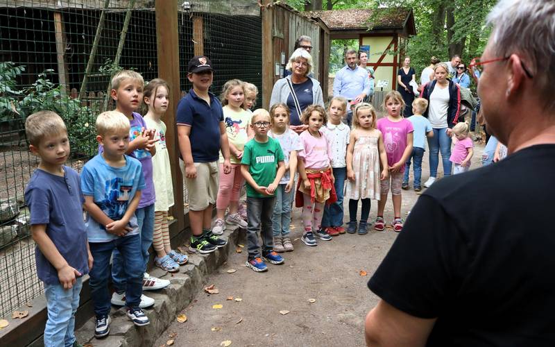 Carola Dinse übergibt den Kindern die Patenschaftsurkunde.